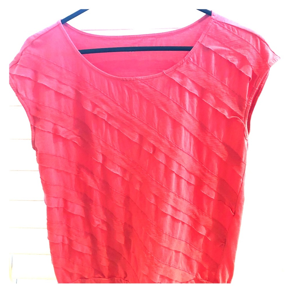 Top, coral color